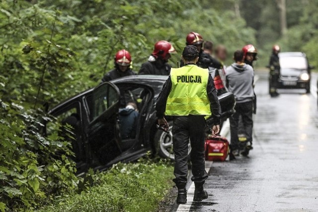 Do wypadku doszło w niedzielę, 24 czerwca na trasie koło Jeleniowa. Bmw wypadło z drogi i wyleciało do rowu. Jedna osoba została zabrana do szpitala.Kierujący bmw jechał drogą za Jeleniowem w kierunku Zatonia. Tam wpadł w poślizg i wypadł z drogi. Auto przodem uderzyło w skarpę w rowie na poboczu.Na miejsce przyjechali strażacy. Zaczęli udzielać pomocy jednemu z mężczyzn z bmw. Po chwili dojechała karetka pogotowia ratunkowego. Mężczyzna na noszach został zabrany do karetki i przewieziony do szpitala w Zielonej Górze.Na miejscu jest zielonogórska policja. Trwa ustalanie przyczyn oraz okoliczności wypadku.Czytaj również: Wypadek na S3. Kierowca jechał pod prądWIDEO: Śmiertelny wypadek pod Świebodzinem. Jeden z kierowców jechał pod prądźródło: TVN24/x-news