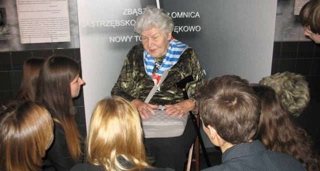 Młodzież wypytywała o obozowe przeżycia byłą więźniarkę z Żabikowa, dr Barbarę Łukomską-Chudak