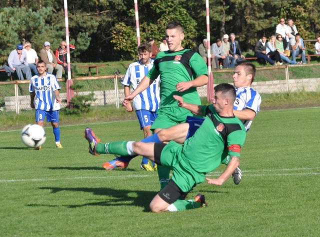 Orlicz Suchedniów zremisował z Pogonią 1945 Staszów 1:1. Tu  gola dla gospodarzy za chwilę zdobędzie Michał Piórkowski (pierwszy z prawej).