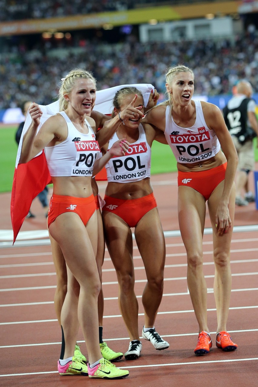Brązowa sztafeta kobiet 4x400 m (pierwsza z prawej...