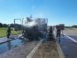Trasa Sztabin - Augustów. Ciężarówka zapaliła się podczas jazdy na DK 8 (zdjęcia)
