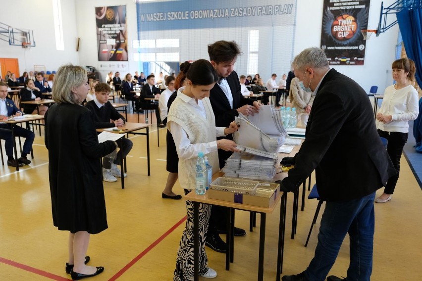 Maturę w tym roku zdało w Toruniu 80,5 proc. uczniów. To...