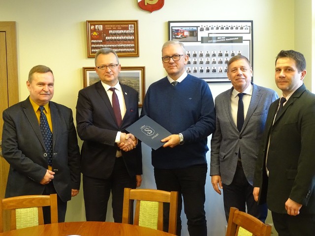 W czwartek, 2 stycznia burmistrz Arkadiusz Sulima podpisał umowę na zagospodarowaniem odpadów z firmą Radkom z Radomia, którą reprezentował Waldemar Kordziński, prezes zarządu.