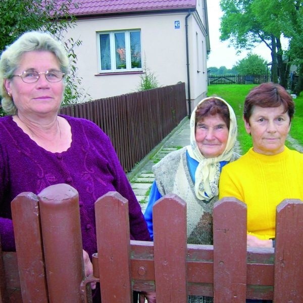 - Chcemy, żeby empeki dojeżdżały do Nowodworc - mówią (od lewej): Barbara Kruczkowska, Janina Kurska i Maria Powichrowska