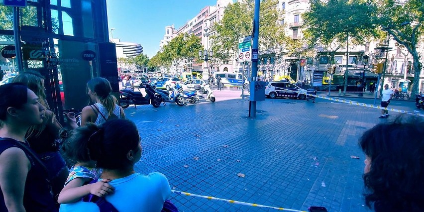 Zamach w Barcelonie 17.08.2017. Sprawcy zabarykadowali się w...