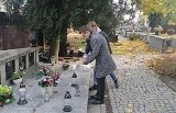 Młodzież z sandomierskich szkół średnich pamięta o mogiłach żołnierzy walczących w obronie Ojczyzny. Odwiedziili groby poległych [ZDJĘCIA]