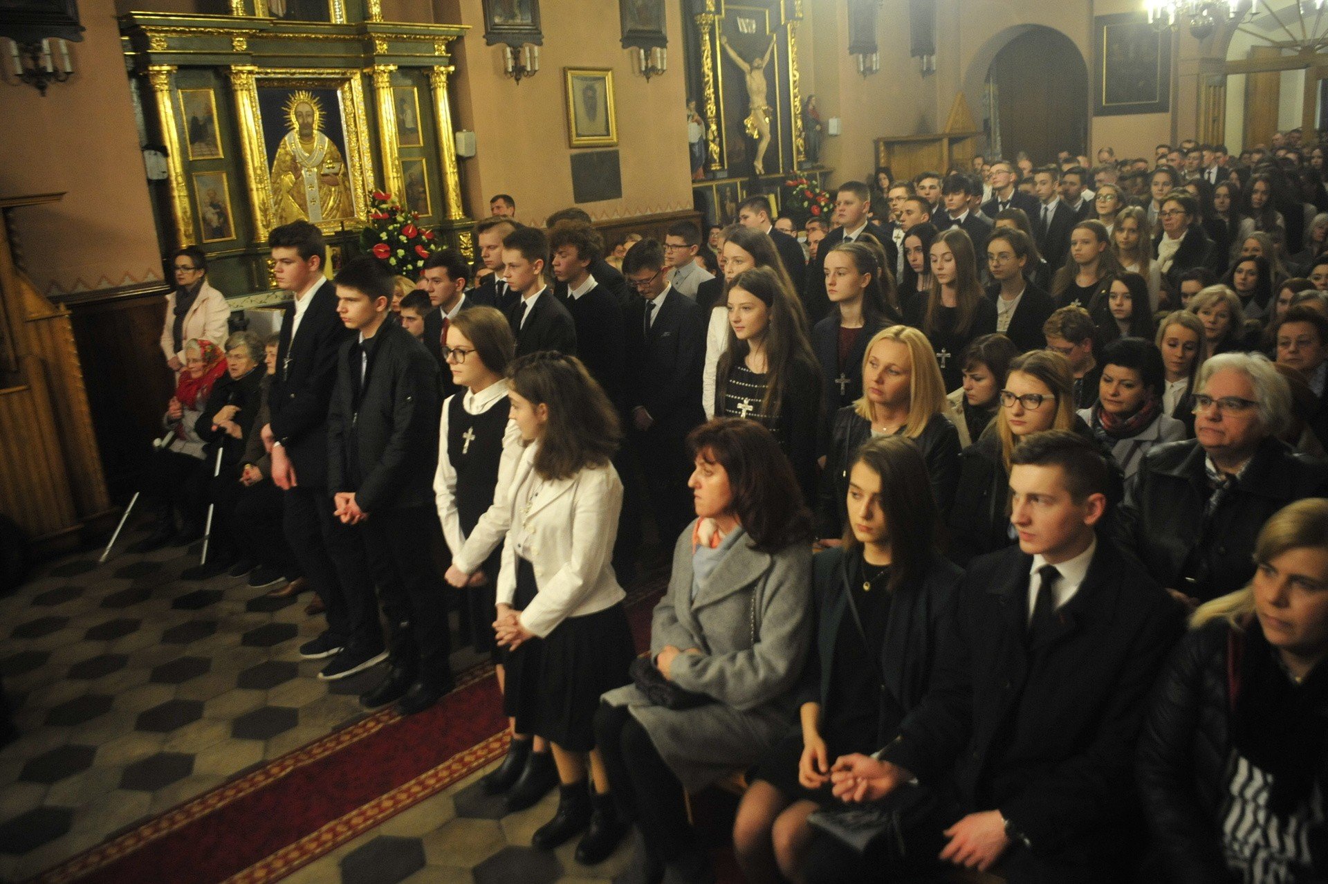 Bierzmowanie w Rybnej. 84 młode osoby poprosiły o dary Ducha Świętego |  Dziennik Polski