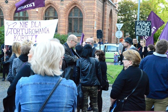 &quot;Moje ciało, moja decyzja&quot;, &quot;Kobieta to nie inkubator&quot;, &quot;Nie ma zgody na prawny sadyzm&quot; - to tylko niekt&oacute;re z haseł, kt&oacute;re pojawiły się transparentach protestujących w Koszalinie przed siedzibą PiS. W czwartek o godz. 18 rozpoczął się tu &quot;Czarny protest&quot; przeciw wprowadzeniu całkowitego zakazu aborcji w Polsce. Przybyli tu ludzie w przer&oacute;żnym wieku: zar&oacute;wno młode dziewczyny, matki w dziećmi i kobiety, kt&oacute;re są już babciami. W tłumie protestujących nie brakowało też mężczyzn. &lt;iframe src=&quot;http://get.x-link.pl/bc599419-5a03-2272-22e0-d1144b201ff5,1ecbc2d9-1e0b-df1f-d74c-6985acf1ae86,embed.html&quot; width=&quot;640&quot; height=&quot;360&quot; frameborder=&quot;0&quot; webkitallowfullscreen=&quot;&quot; mozallowfullscreen=&quot;&quot; allowfullscreen=&quot;&quot;&gt;&lt;/iframe&gt;