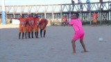 Różowy strój, różowy gwizdek, taniec i kobiece ruchy. Nietypowy sędzia piłkarski