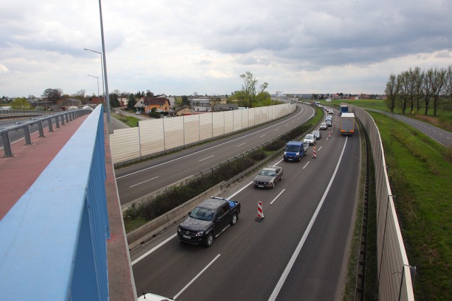 Poznańscy strażacy zabezpieczają miejsce kolizji, która miała miejsce o godzinie 9 na autostradzie A2.