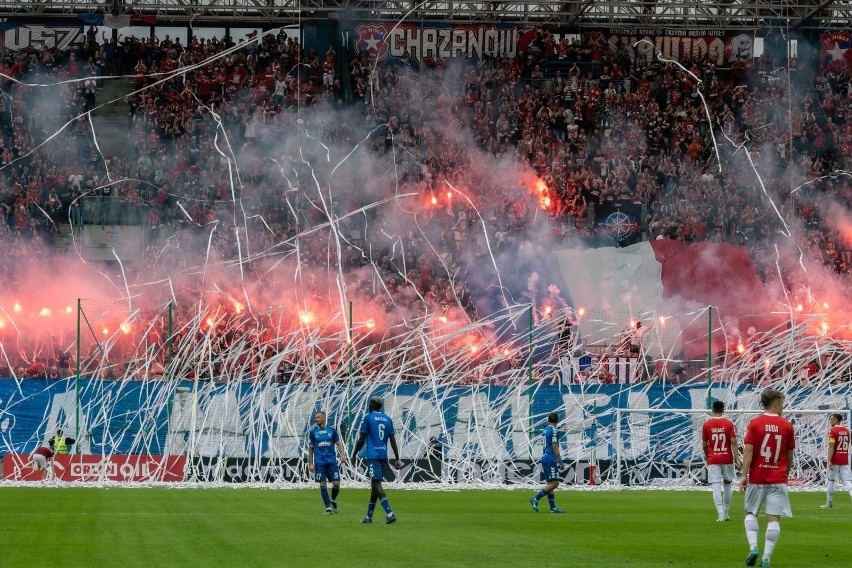 16.07.2022. Oprawa kibiców Wisły Kraków w czasie meczu z...