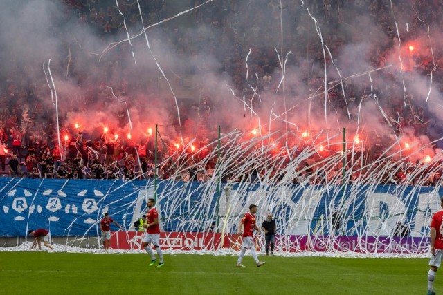 16.07.2022. Oprawa kibiców Wisły Kraków w czasie meczu z Sandecją Nowy Sącz.  Zobacz kolejne zdjęcia. Przesuwaj zdjęcia w prawo - naciśnij strzałkę lub przycisk NASTĘPNE