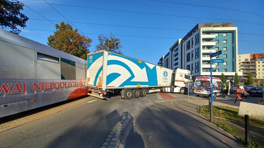 27.09.2023 r. Wypadek ciężarówki i tramwaju na ul....