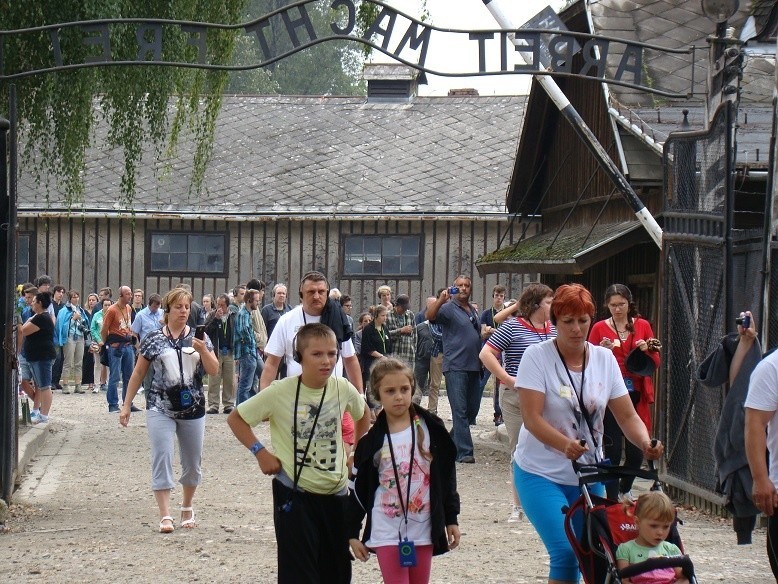 Muzeum Auschwitz z milionem turystów [ZDJĘCIA, WIDEO]