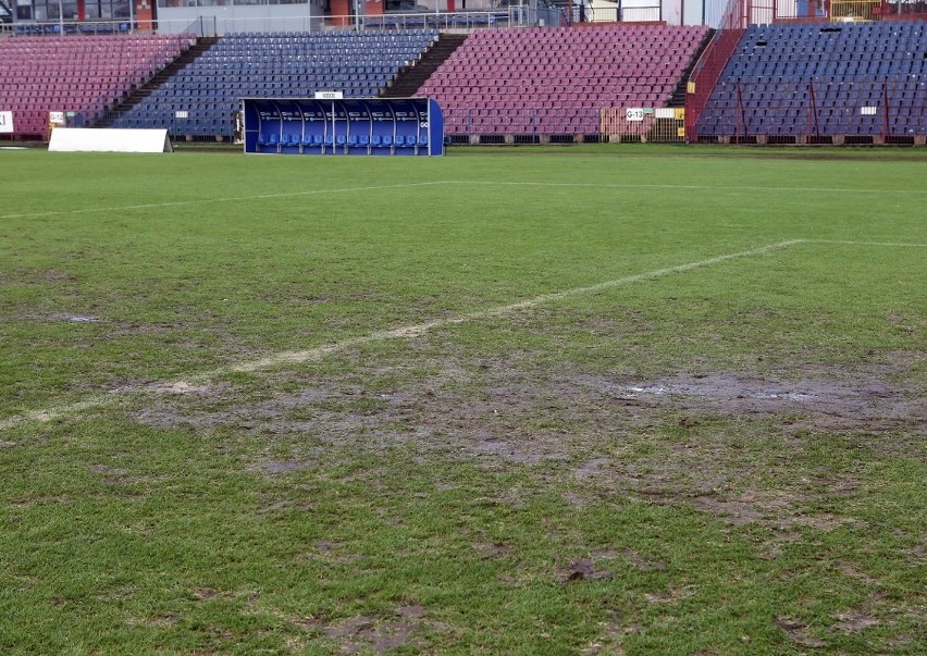 Prace kosmetyczne na murawie stadionu Pogoni Szczecin.