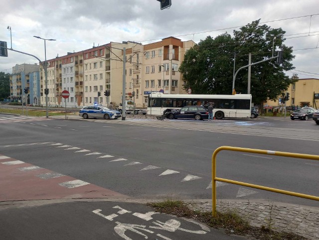 Kolizja dwóch aut na skrzyżowaniu ulic Szosa Chełmińska oraz Żwirki i Wigury w Toruniu (03.08.2023).