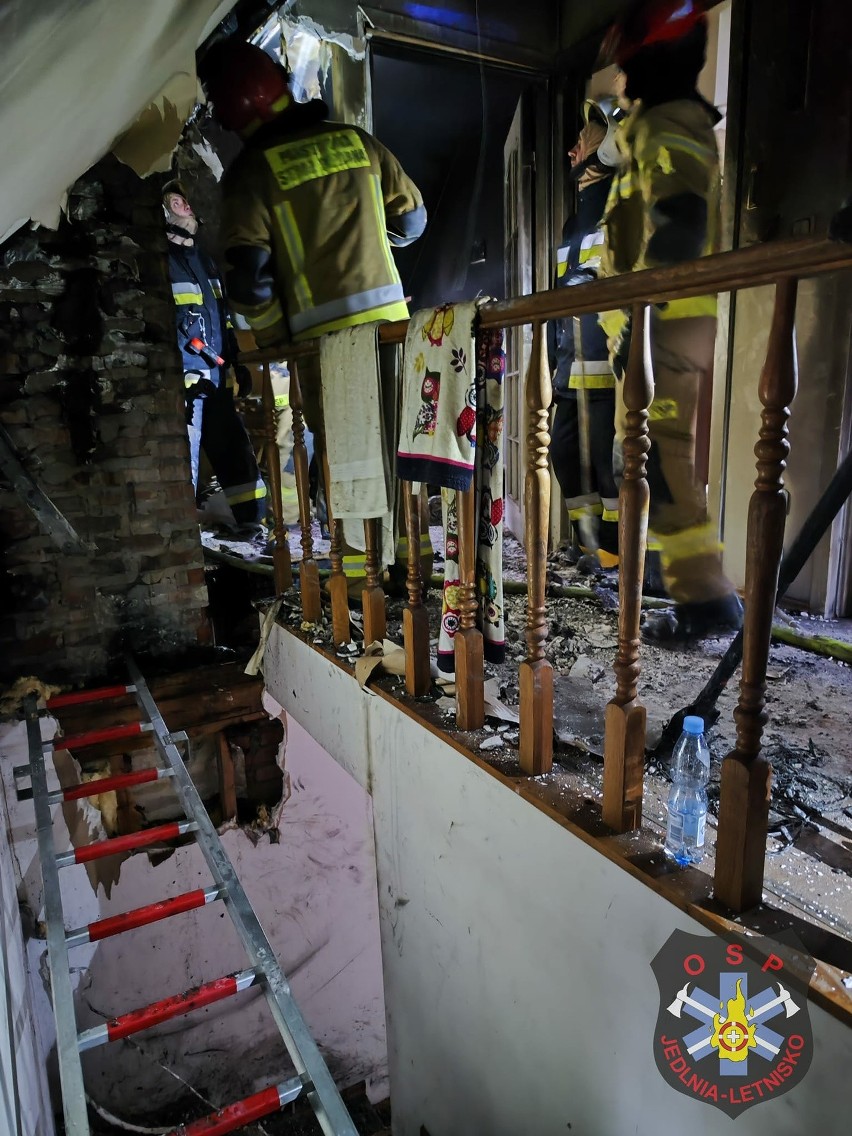 Pożar domu jednorodzinnego we Wrzosowie w gminie Jedlnia – Letnisko, duże straty. Zobacz zdjęcia