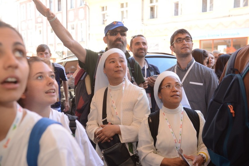 Młodzi ludzie namalowali nowy mural w Zielonej Górze.