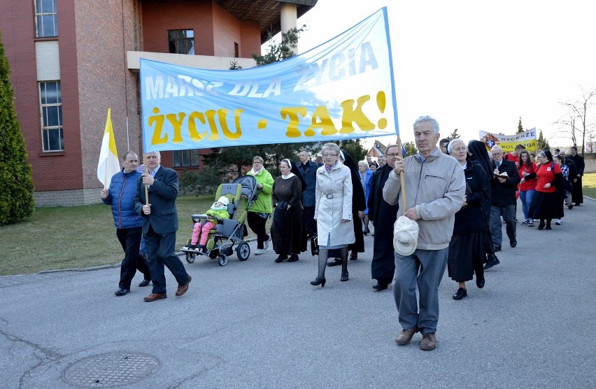 Przemarsz zorganizowany przez Akcję Katolicką oraz Rycerzy...