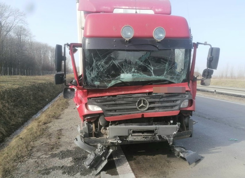 Wypadek dwóch ciężarówek na autostradzie A4 pod Wrocławiem