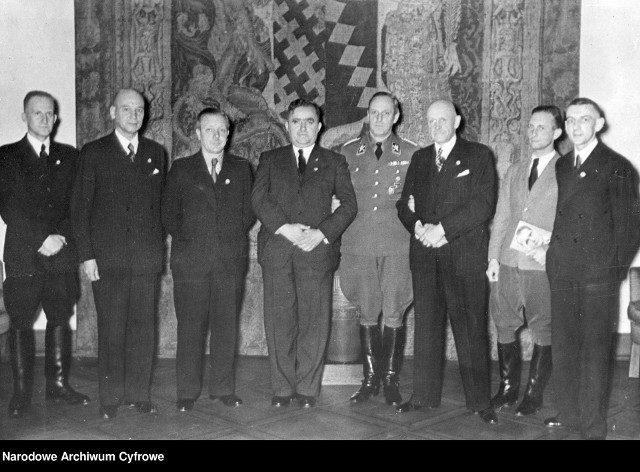 Grupa volksdeutschów z Polski po otrzymaniu z rąk Adolfa Hitlera honorowych odznak