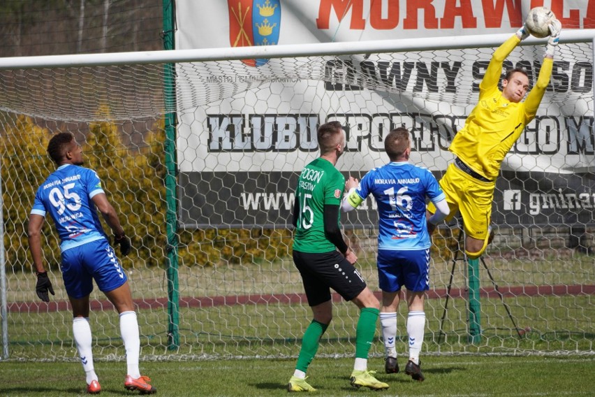 W meczu Hummel 4 ligi rozegranym w Wielką Sobotę Moravia Anna-Bud Morawica przegrała z Pogonią Staszów. Zobacz zdjęcia z meczu 