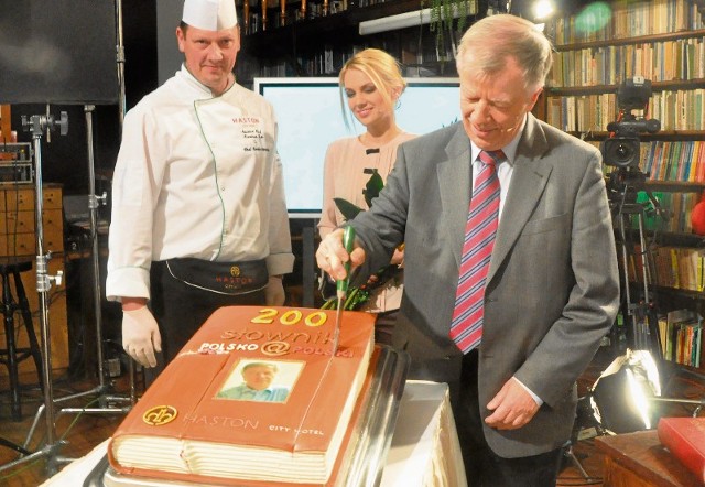 Tort w kształcie książki, z wizerunkiem prof. Jana Miodka, ważył 10 kilogramów