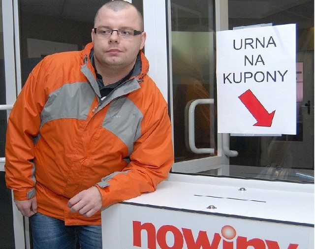 Arkadiusz Gajda wrzucił do urny kolejny zestaw kuponów loterii Nowin.