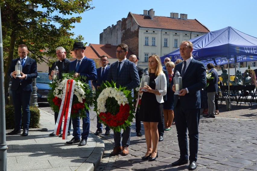 Wojenną tragedię w Wieliczce upamiętnia pomnik wzniesiony...