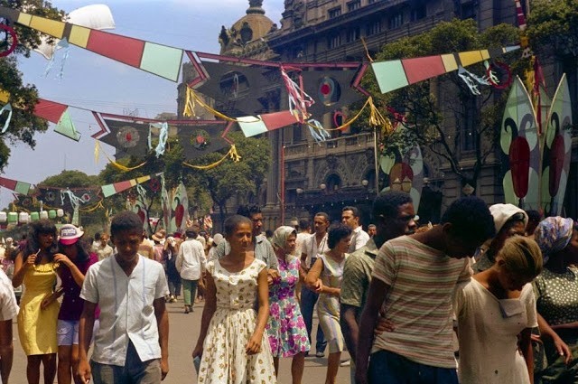Piękne tancerki w stolicy samby. Zobacz zdjęcia z karnawału w Rio de Janeiro z 1964 roku [GALERIA]