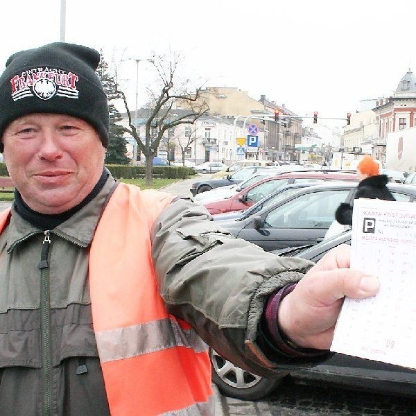 Bronisław Chojnacki sprzedaje karty  parkingowe na placu Wolności. Być może  wkrótce pojawią się tu parkomaty.