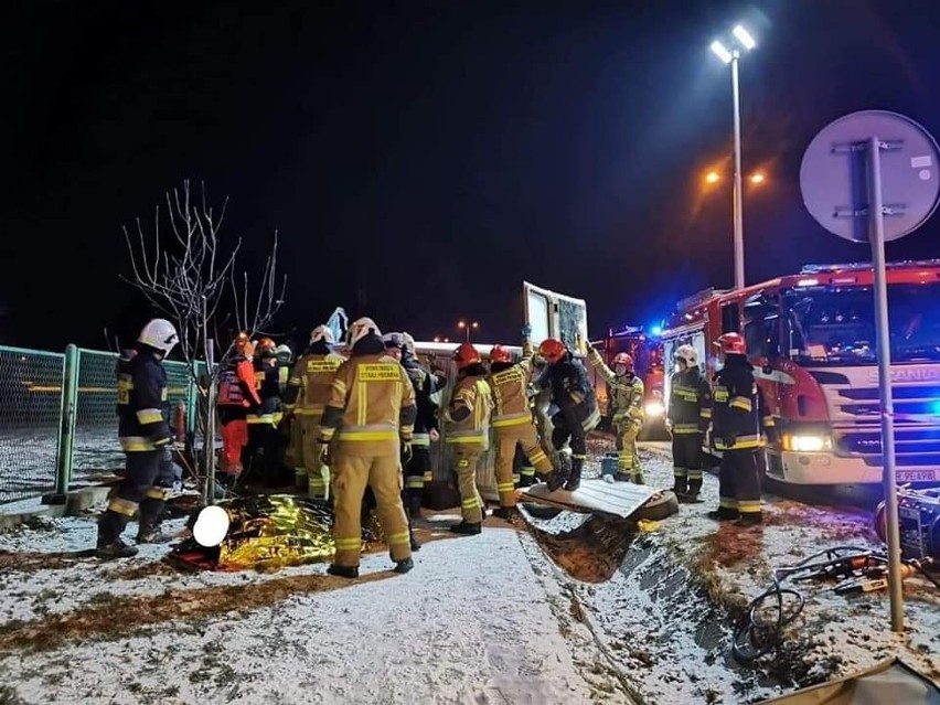 Prusy. Wypadek na drodze wojewódzkiej nr 776. Dwie osoby zostały ranne, odwieziono je do szpitala