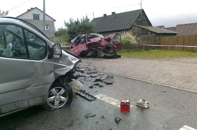 Opel i renault zderzyły się czołowo nad ranem w niedzielę. Wypadku nie przeżyła 24-letnia kobieta kierująca oplem.