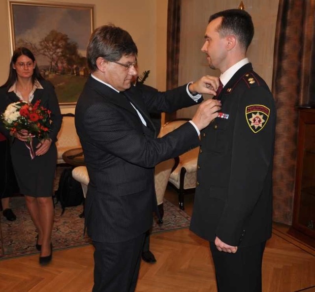 Jerzy Marek Nowakowski, ambasador Polski na Łotwie w imieniu prezydenta Bronisława Komorowskiego, odznacza pułkownika Kristapsa Eklonsa &#8222;Złotym Krzyżem Zasługi&#8221;.