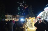 Powitanie Nowego Roku na Rynku w Krośnie. Życzenia prezydenta i pokaz sztucznych ogni [ZDJĘCIA]