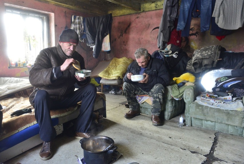 Bezdomni w Radomiu dostają gorące posiłki. Informujmy ich, gdzie mogą znaleźć pomoc