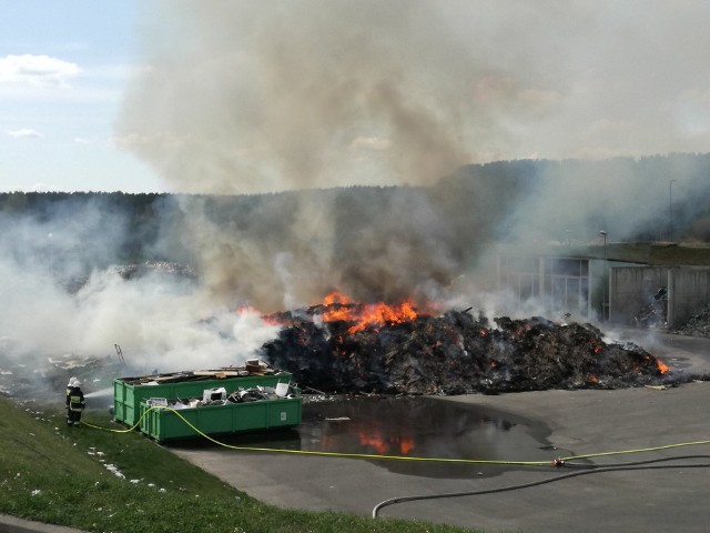 W niedzielę na wysypisku w Drawsku Mieleńskim zapaliły się odpady wielkogabarytowe.O 12.27 strażacy na stanowisku kierowania w drawskiej komendzie PSP odebrali zgłoszenie, że na wysypisku w Drawsku Mieleńskim wybuchł pożar. Paliły się odpady wielkogabarytowe przeznaczone do utylizacji. Początkowo na miejscu pracowało siedem zastępów. Po godzinie 15 trwało już dogaszanie, w którym uczestniczyły trzy zastępy. Sytuacja została opanowana. Przyczyny nie są znane. Okoliczności będzie badał biegły z zakresu pożarnictwa.