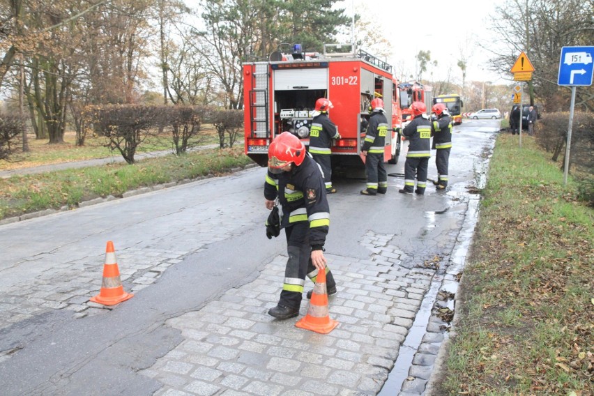 Na Mickiewicza spłonął mercedes. Duże utrudnienia w ruchu