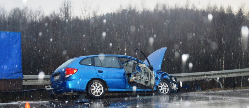 Wypadek na skrzyżowaniu w Rokitach na drodze 211. Trzy osoby w szpitalu