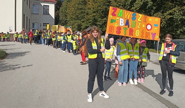 Odblaskowy łańcuch uczniów z Antolki