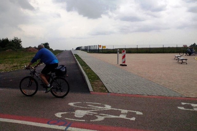 3-kilometrowa ścieżka pieszo-rowerowa wokół lotniska w bielskich Aleksandrowicach ma być gotowa w lipcu