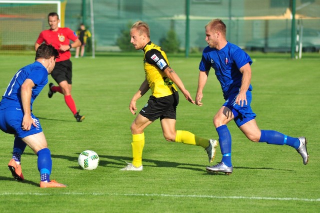 Hubert Tomalski (z piłką) strzelił w Bytomiu trzeciego gola dla Siarki