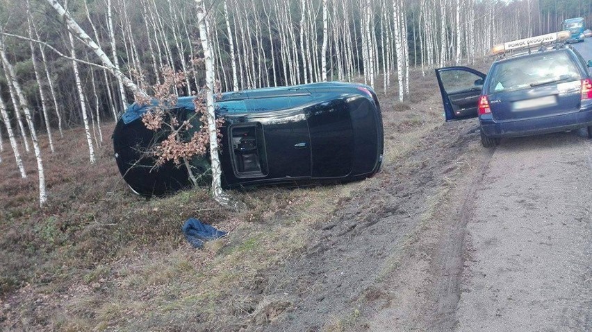 Samochód bmw wypadł z drogi między Zieloną Górą a Nowogrodem...