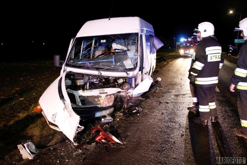 Samochód zderzył się z busem w Dobrzeniu Małym. Wypadek na drodze wojewódzkiej 454 pod Opolem. Jedna osoba zginęła, 13 rannych