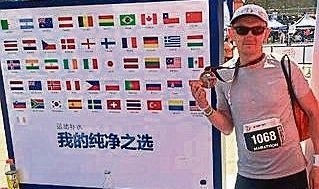Paweł Wójcik z Włoszczowy na ubiegłorocznym maratonie w Chinach.