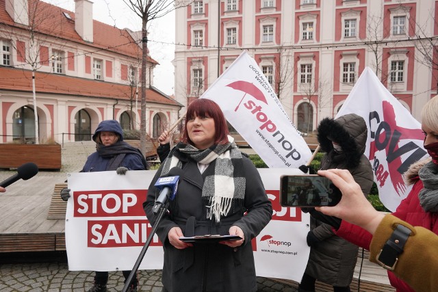 Członkowie STOP NOP chcą, by radni miejscy przyjęli uchwałę mówiącą o tym, że nikt nie może być dyskryminowany ze względu na podjęte decyzje dotyczące szczepienia przeciwko koronawirusowi.