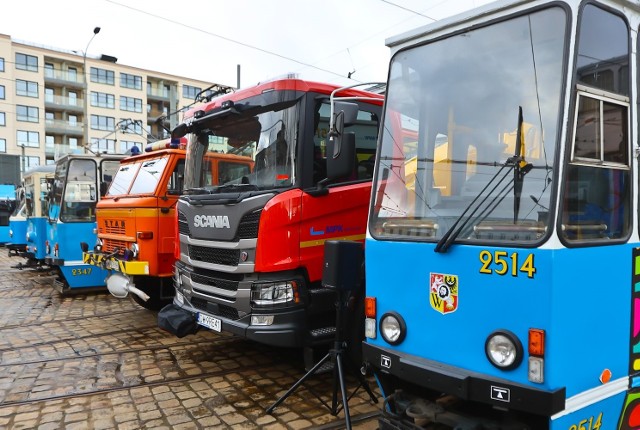 Nowy dźwig zakupiony przez wrocławskie MPK stacjonuje w sąsiedztwie tramwajów i pojazdów technicznych na placu przy zajezdni Ołbin.