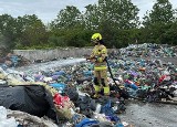 Pożar na dolnośląskim wysypisku. Płonęły plastikowe butelki, metalowe puszki i worki pełne śmieci