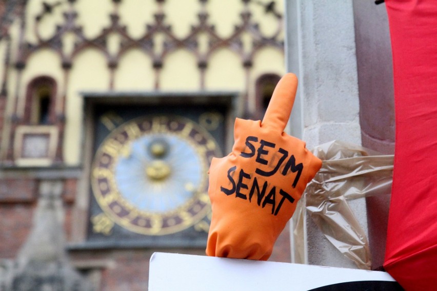 Czarny Piątek we Wrocławiu. Ponad tysiąc osób protestowało przeciw zakazowi aborcji