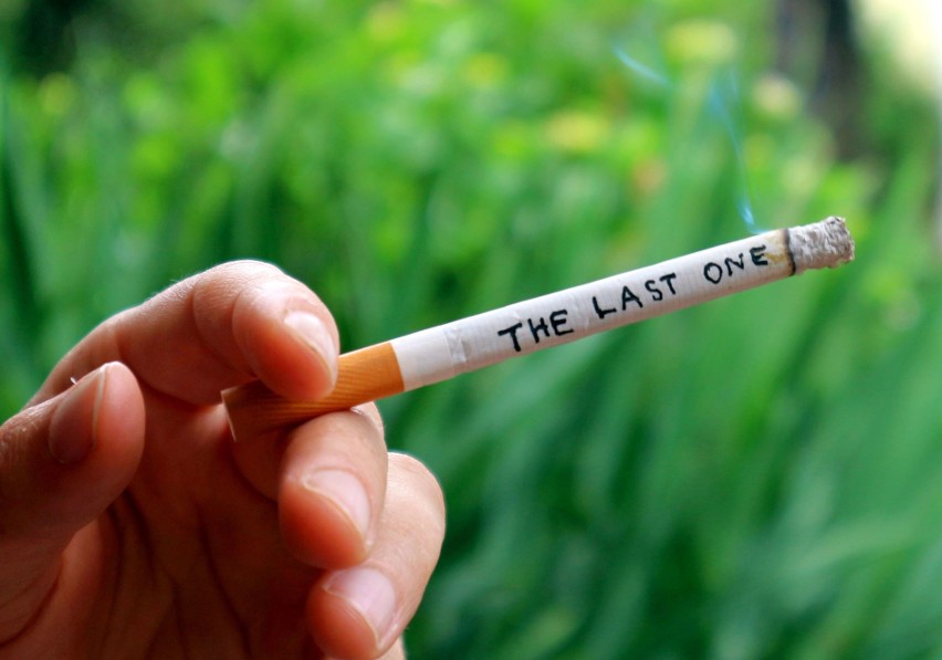 Uzależnienie od „dymka” skraca życie. Na rozstanie z papierosem nigdy nie jest za późno! - przypomina NFZ